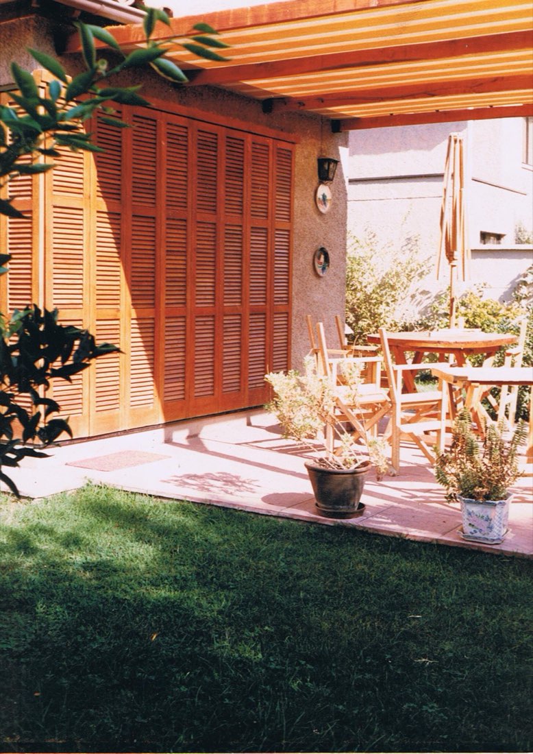 Celosías de madera instaladas en terraza