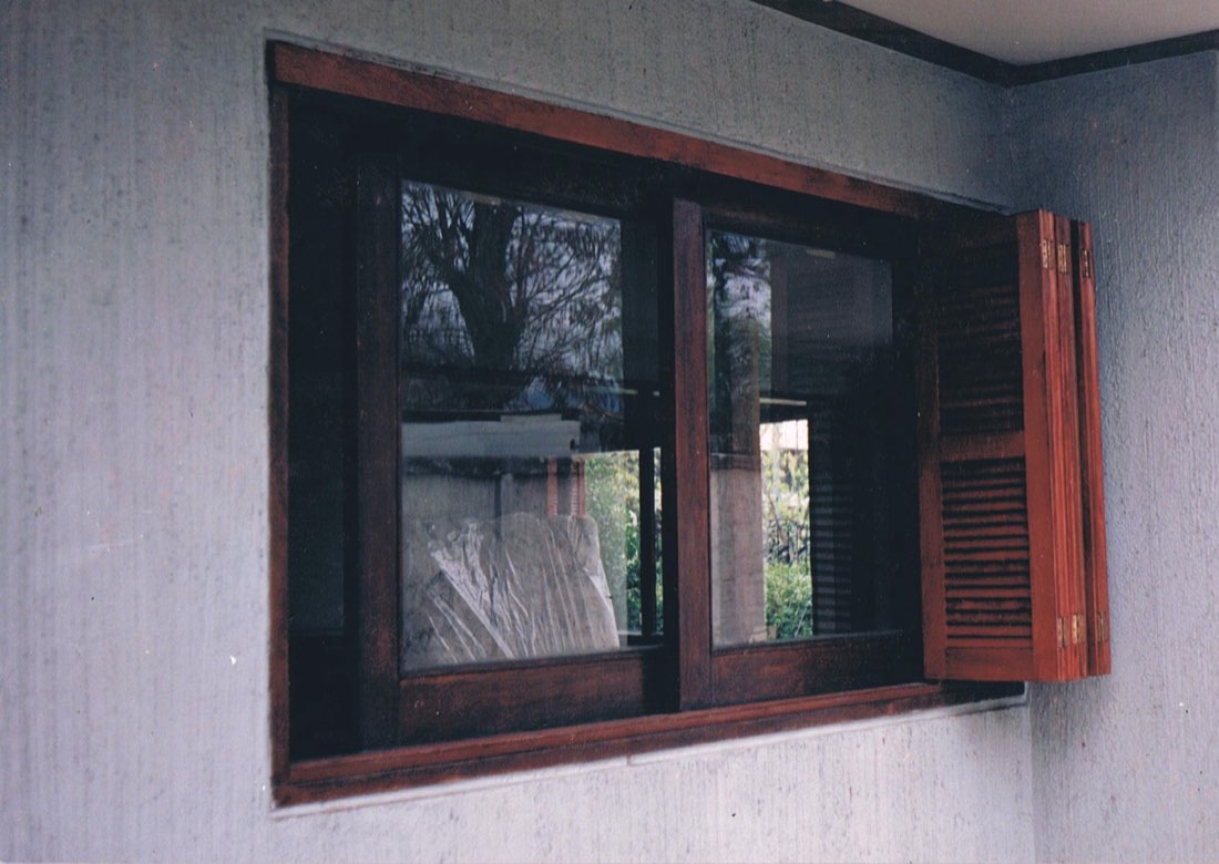 Celosía de madera restaurada y barnizada