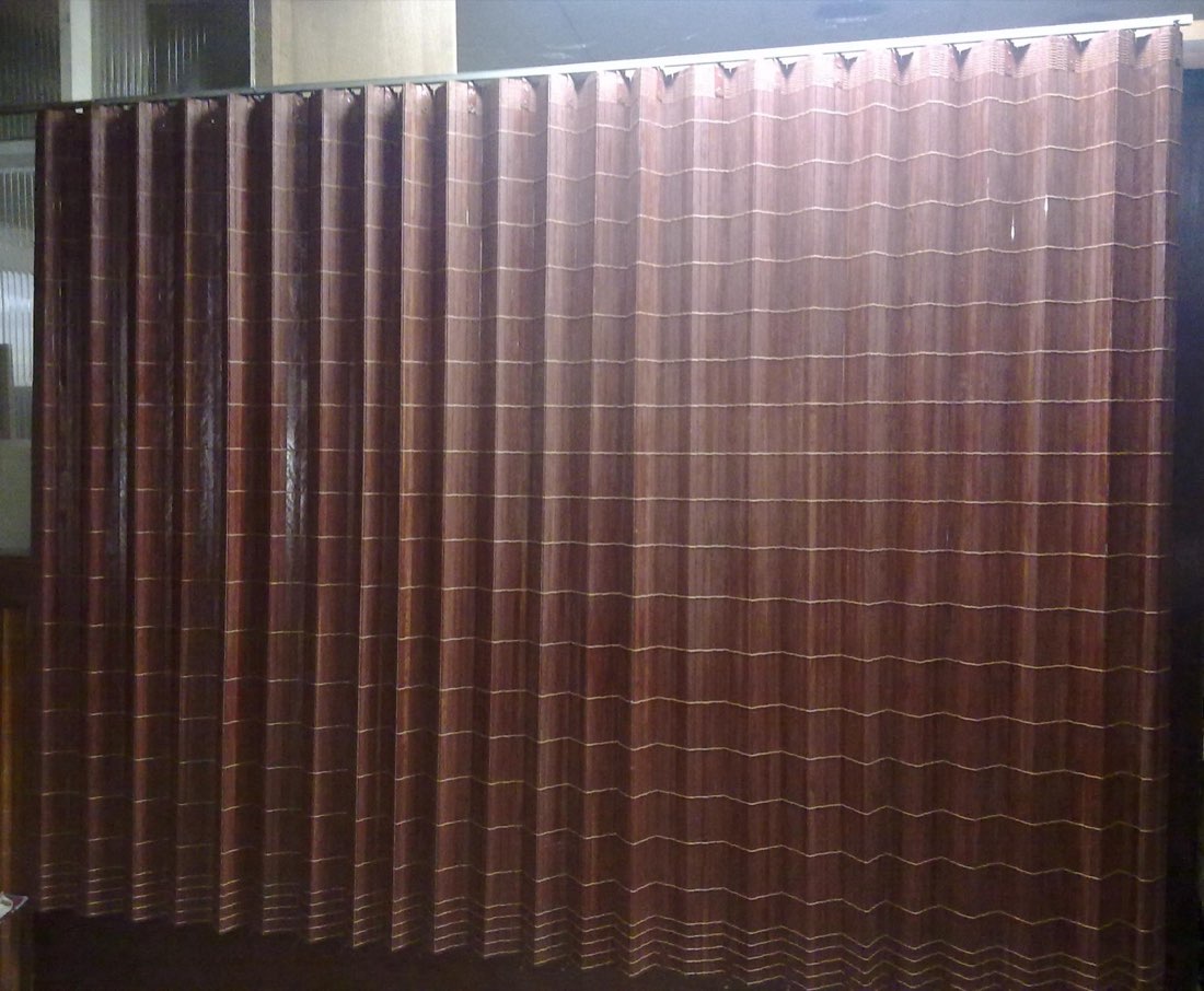 Cortina plegable de madera fabricada en taller Acort