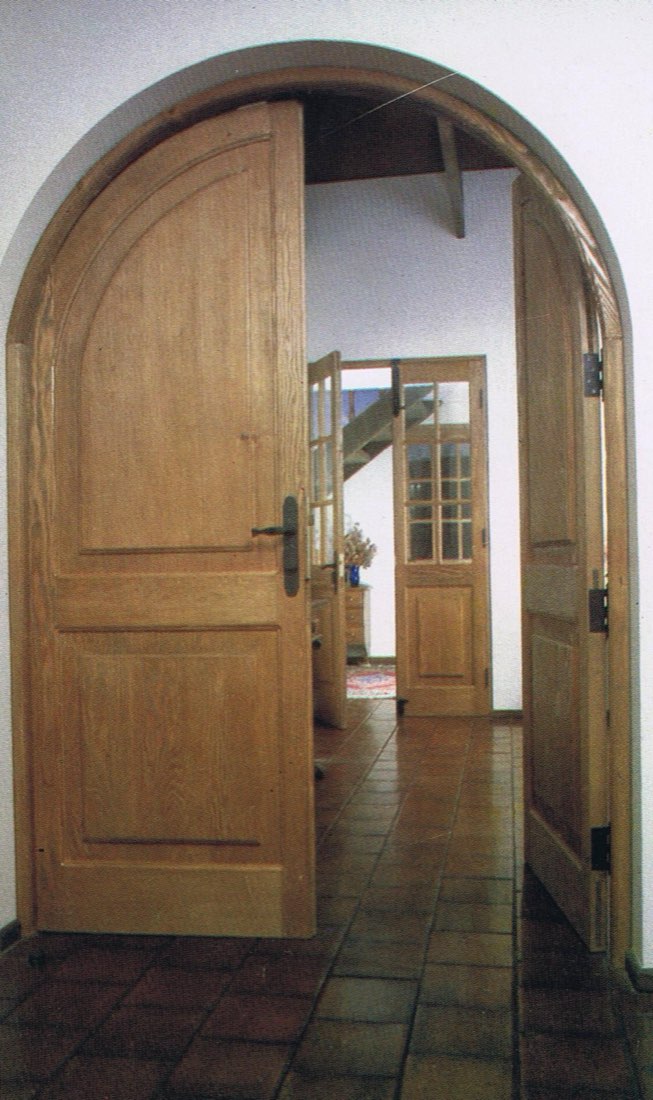 Puertas de arco en madera nativa