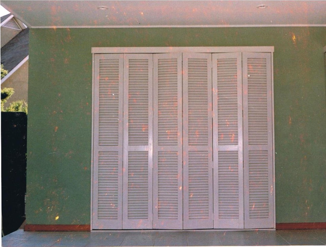 Puertas plegables de celosía lacadas en blanco